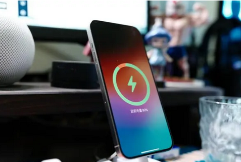 建华苹果15换屏服务分享用什么充电器给iPhone15充电更好 